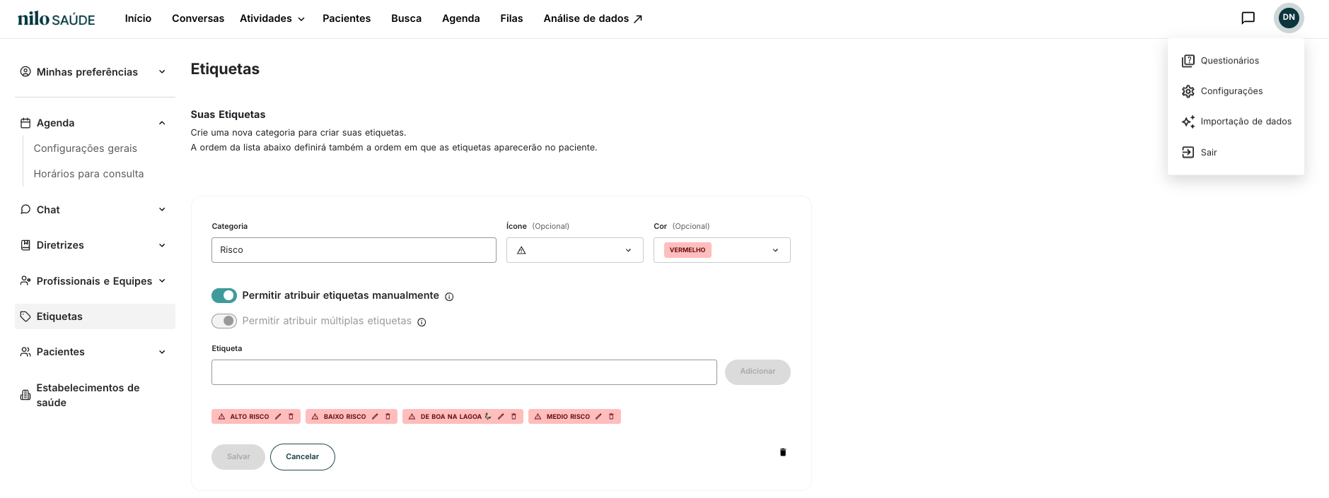 Menu do usuário com o item Configurações e a tela Configurações > Etiquetas, onde as categorias e etiquetas são criadas